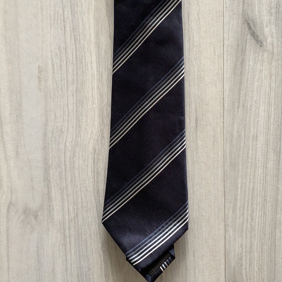 Authentic Louis Vuitton Tie Navy Blue - Picture 2 of 5